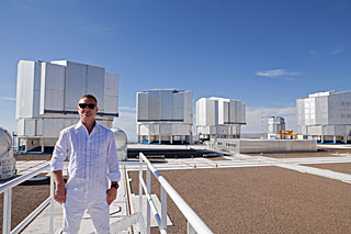 Соліст гурту Erasure Енді Белл на фоні VLT