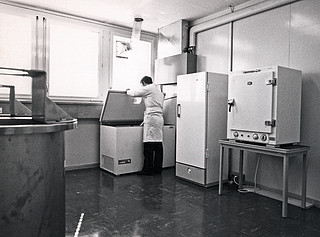 Photographic plate refrigerator