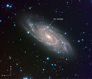 Spirální galaxie NGC 6118 a supernova SN 2004dk