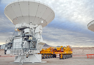 Una antena ALMA por primera vez en camino al Llano de Chajnantor