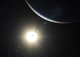 O sistema planetário em torno do Sol-como estrela HD 10180 (impressão de artista)