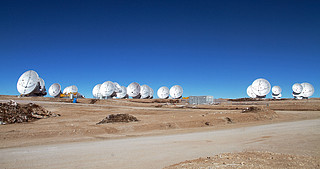 Diecinueve antenas en el llano de Chajnantor