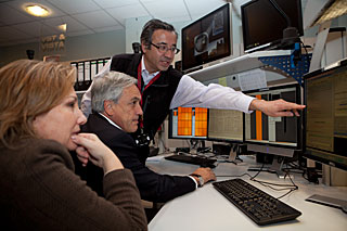Il Presidente del Cile Sebastián Piñera con la moglie, Cecilia Morel, nella sala di controllo del Paranal