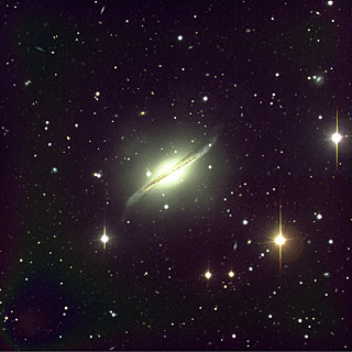 Galaxie se zvlněnou prachovou linií