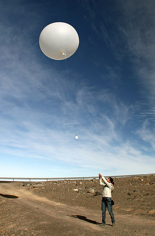 Weather balloons on Paranal in support of the E-ELT