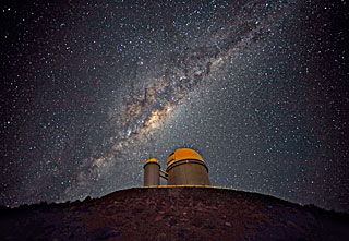 O Centro Galáctico acima do telescópio ESO de 3,6 metros