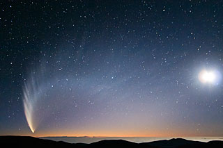 Comet McNaught over the Pacific Ocean