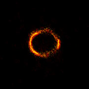 Immagine ALMA della galassia SDP.81 ingrandita da una lente gravitazionale