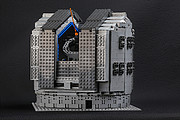 Het LEGO® VLT-model in zijn enorme behuizing