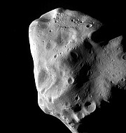 Een opname van de vreemde planetoïde Lutetia vanaf de ruimtesonde Rosetta van ESA