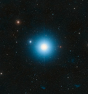Vista de grande campo do céu em torno da estrela brilhante Fomalhaut