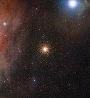 Het hemelgebied rond de bolvormige sterrenhoop Messier 4