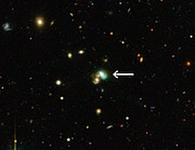 Vihreä papu -galaksi J2240 (merkinnöin)