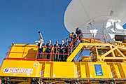 Convidados na inauguração do ALMA no cimo de um transportador