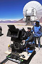 Il Direttore della Fotografia per il filmato IMAX® 3D Universo Nascosto, Malcolm Ludgate, con una camera IMAX