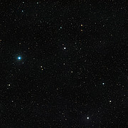 Vue étendue du ciel qui entoure l'étrange système binaire V471