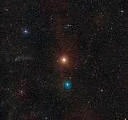 Imagem de grande angular do céu em torno da estrela gigante vermelha L2 Puppis