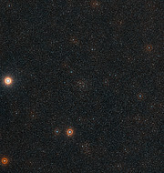 Vue à grand champ du ciel qui entoure le brillant amas d'étoiles IC 4651 