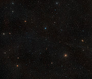 Vidvinkelkig på himlen omkring den nære stjerne AU Microscopii