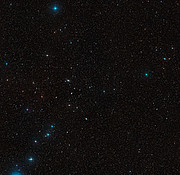 Visión de amplio campo del cielo que rodea a la galaxia en interacción NGC 5291 