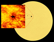 Bild av solens yta, med närbild av en solfläck från ALMA