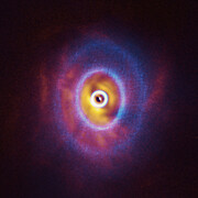 Imagens ALMA e SPHERE de GW Orionis (sobrepostas)