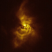 SPHERE:llä otettu kuva V960 Mon-tähden ympärillä olevista spiraalihaaroista