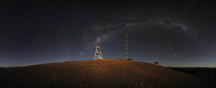 Panorama de Cerro Armazones de noche