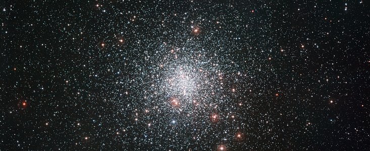 O enxame estelar globular Messier 4