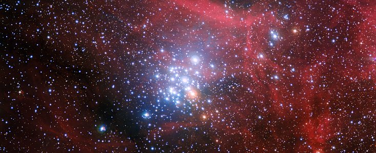 En esta imagen captada por el Wide Field Imager (WFI) instalado en el telescopio MPG/ ESO de 2,2 metros, emplazado en el Observatorio La Silla de ESO, jóvenes estrellas se congregan sobre un fondo de nubes de gas resplandeciente y franjas de polvo. El cúmulo estelar, conocido como NGC 3293, habría sido una simple nube de gas y polvo hace unos diez millones de años, sin embargo, a medida que estrellas comenzaron a poblarlo, se convirtió en el brillante conjunto que observamos aquí. Los cúmulos de este tipo son laboratorios celestes que permiten a los astrónomos aprender más acerca de la evolución de las estrellas.