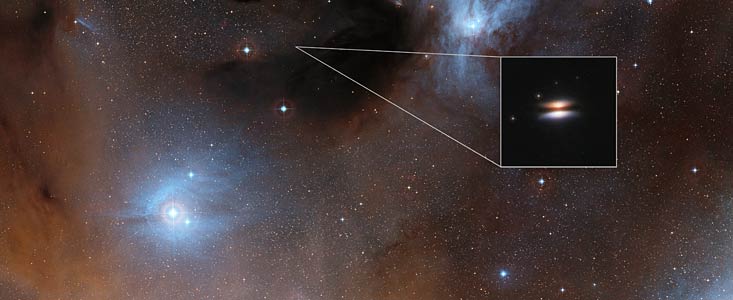 Die protoplanetare Scheibe mit dem Spitznamen „Fliegende Untertasse“ um 2MASS J16281370-2431391