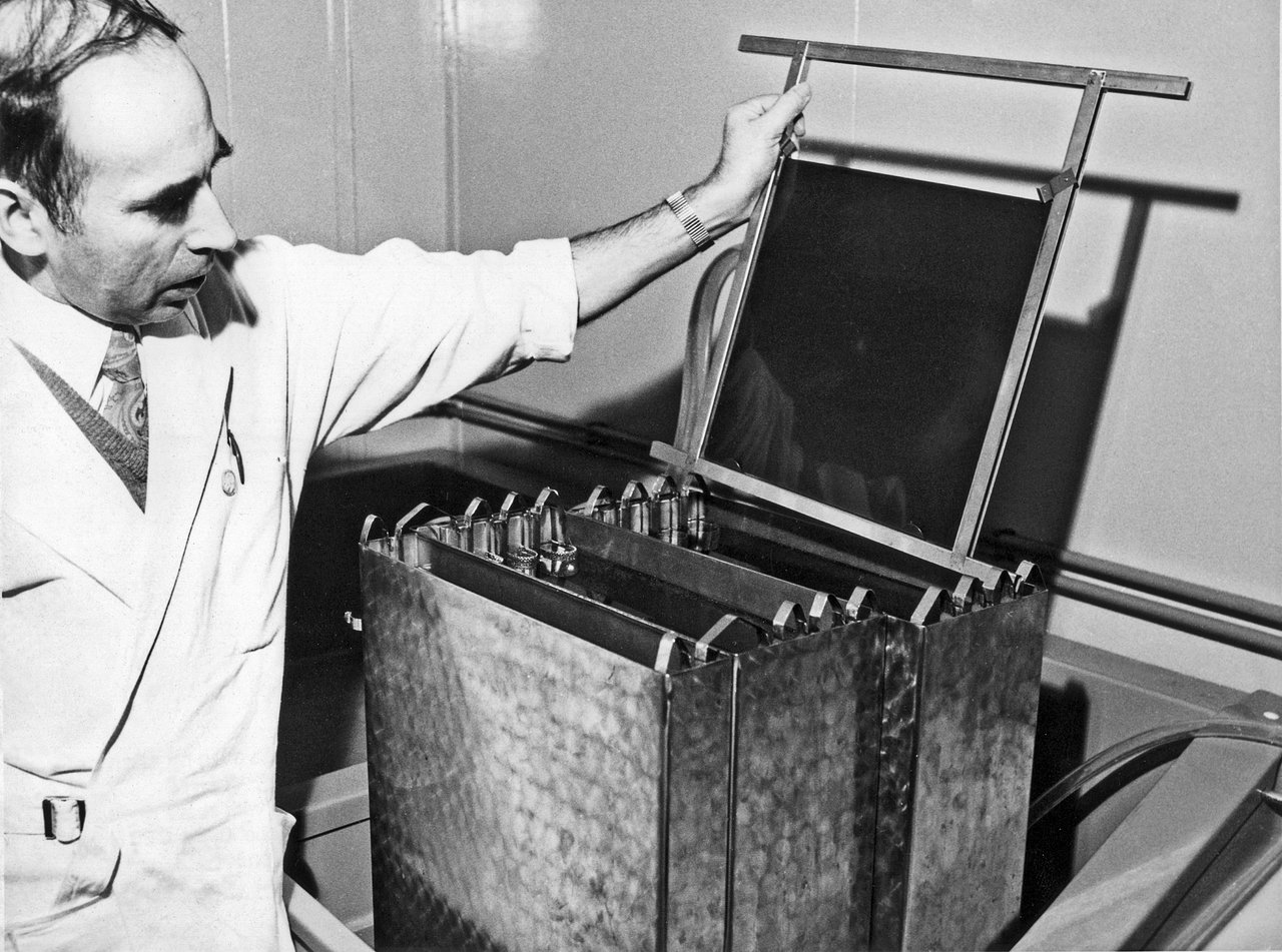 Processing photographic plates ESO