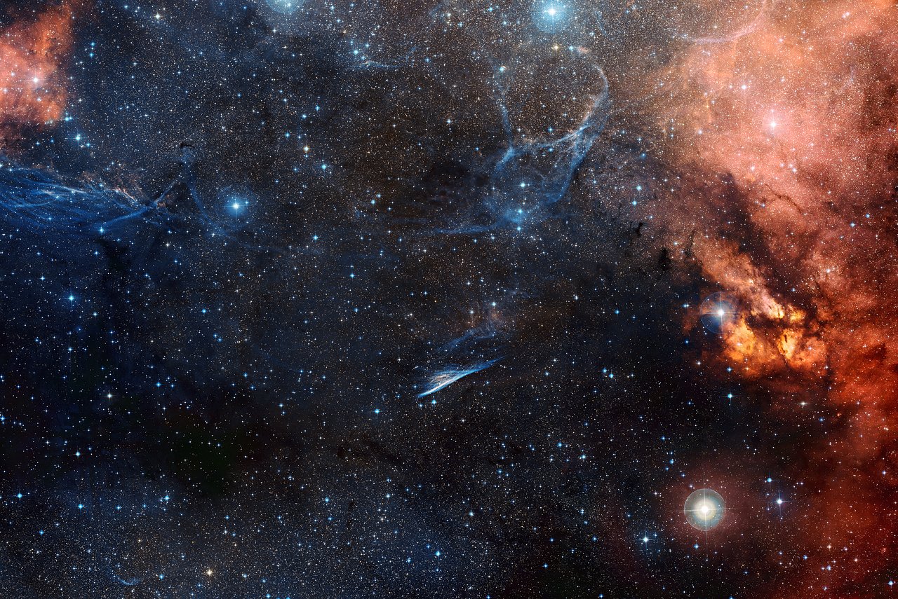 Vista de campo amplo do céu em torno da Nebulosa do Lápis