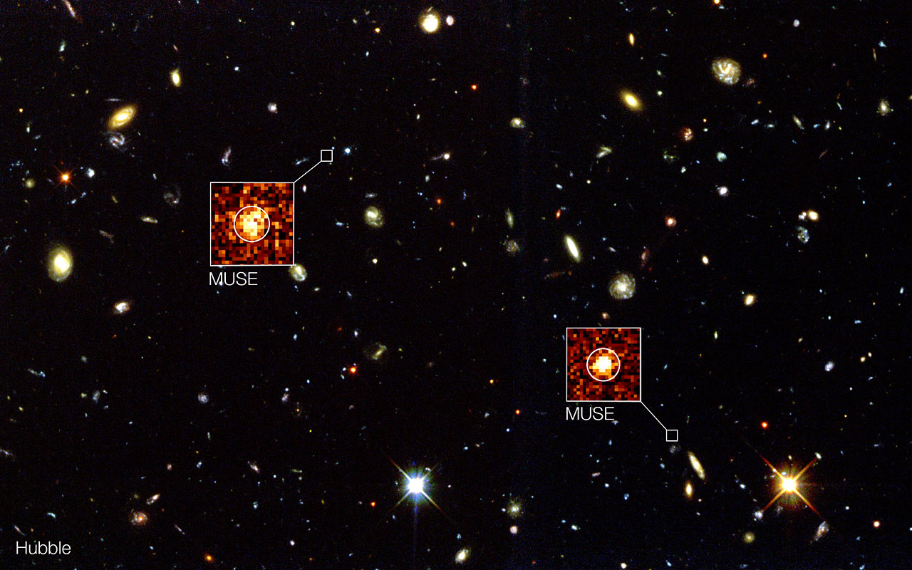 La imagen de fondo de esta composición muestra la imagen del telescopio espacial Hubble de NASA/ESA de la región conocida como el Campo profundo Sur del Hubble. Nuevas observaciones llevadas a cabo con el instrumento de MUSE, instalado en el Very Large Telescope de ESO, han detectado galaxias remotas que no son visibles para el Hubble. Se destacan dos ejemplos en esta composición. Estos objetos son totalmente invisibles en la imagen del Hubble, pero se observan claramente en los lugares apropiados de los datos tridimensionales de MUSE.