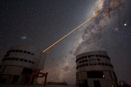 Ein Laserleitstrahl zeigt auf das galaktische Zentrum