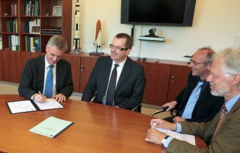 ESO and EDP Sciences signs new contract for Astronomy and Astrophysics - 29 May 2009