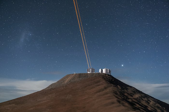 VLT lasers create artificial stars over Paranal