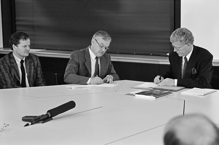 Contract signing between ESO and Interbeton