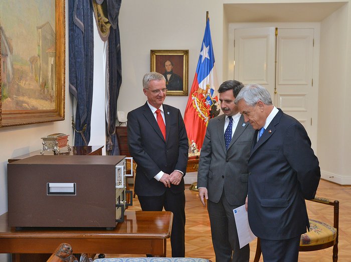 Presidente Piñera recebe o primeiro relógio atómico do ESO 