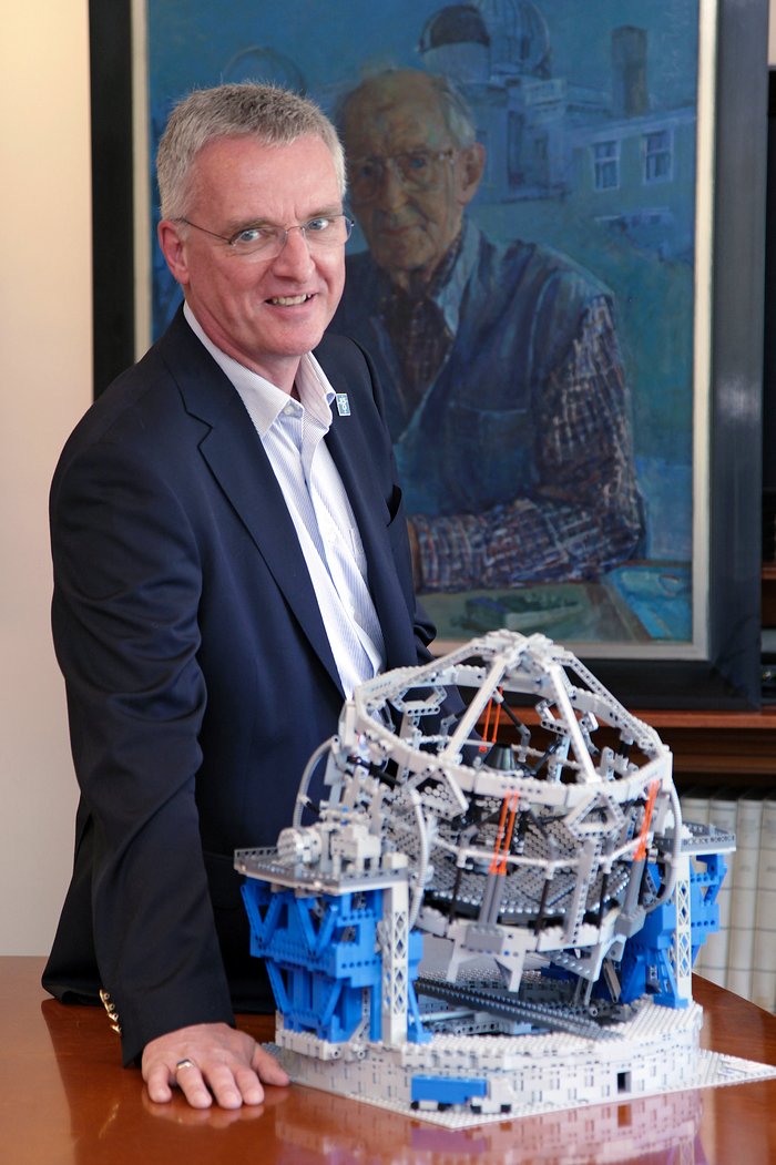 O Diretor Geral do ESO durante a entrega do modelo do E-ELT em LEGO