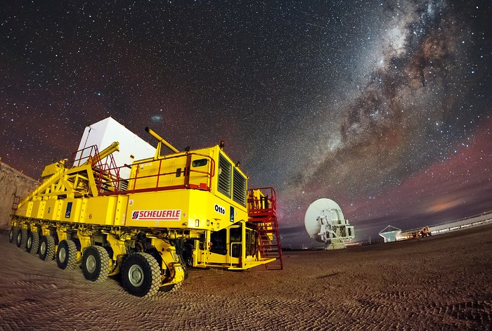 ESOs billede nummer 100 000 med ALMA transportører og Mælkevejen