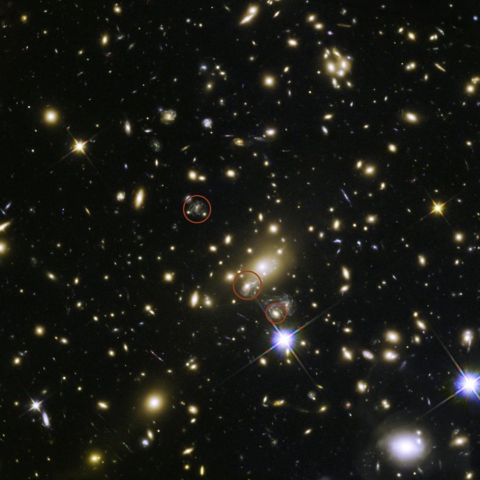 As aparições passada, presente e futura da supernova Refsdal