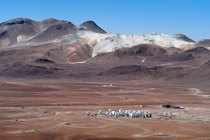 Le antenne di ALMA raggruppate insieme nel paesaggio desolato del deserto Atacama in Cile