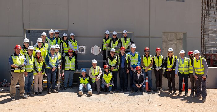 Leden van de ESO-Raad en ESO-medewerkers staan naast de plaquette van de ELT-tijdcapsule
