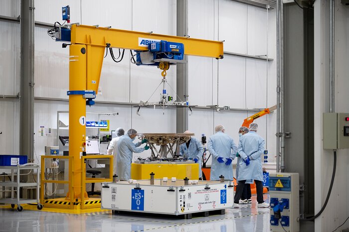 ESO-ingenieurs inspecteren een ongecoat M1-segment