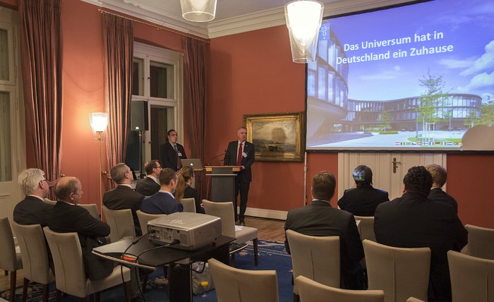 Tim de Zeeuw presents ESO to members of the German Federal Parliament