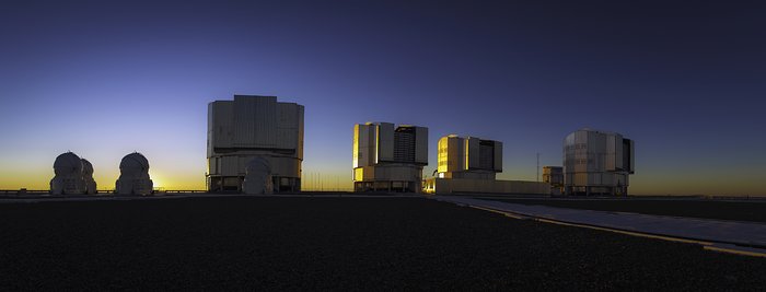 Le Very Large Telescope au coucher du Soleil