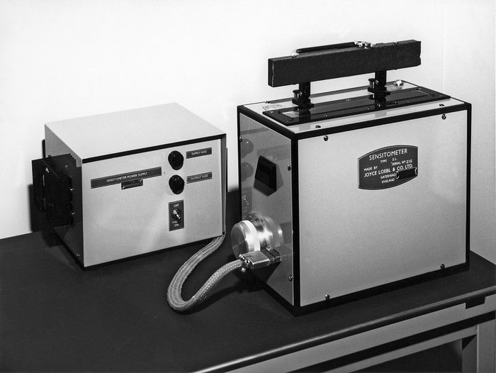 The gray-step-wedge exposer for quality assurance of the film processing