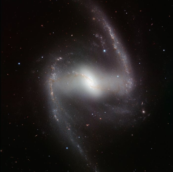 Imagen en infrarrojo de HAWK-I de la espectacular galaxia espiral barrada NGC 1365
