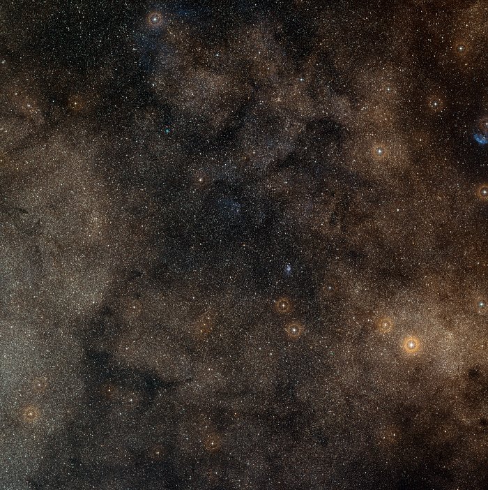 Imagen de campo amplio del cielo alrededor de la nebulosa del Huevo Frito